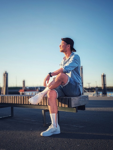 NBA交易市场动态：湖人完成签约,