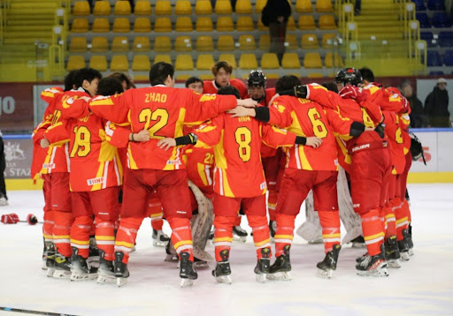 杨瀚森NBA生涯首次首发，被打到面部痛苦倒地，裁判未及时吹停比赛引争议